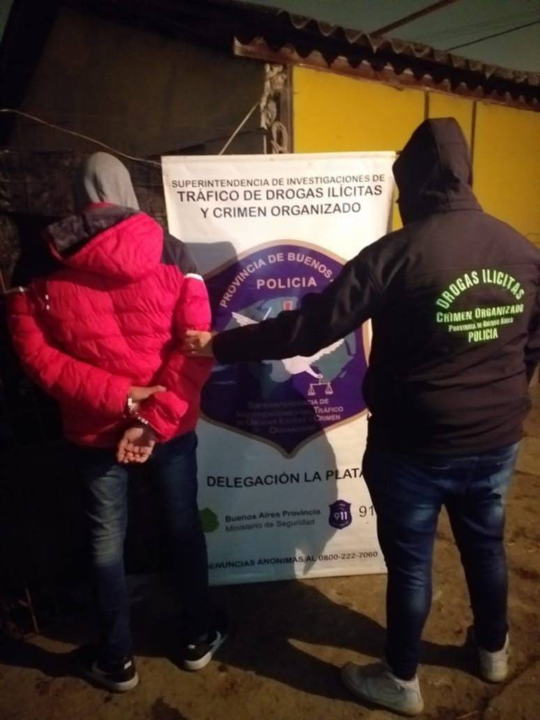 Una valija con dinero y medio kilo de marihuana tras un operativo en Ensenada