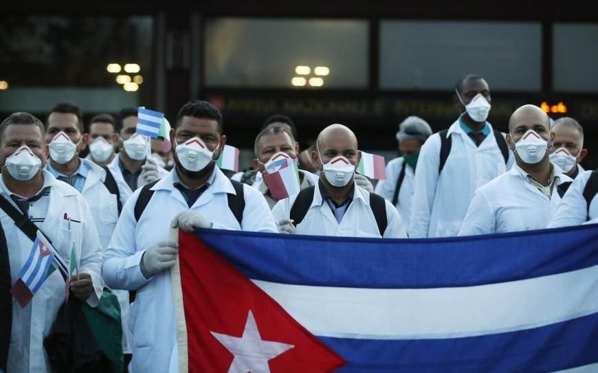Denuncian normas represivas contra médicos cubanos que cumplen misiones en el extranjero