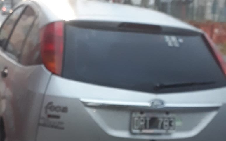 Un auto abandonado junta mugre y bichos en 1 entre 33 y 34