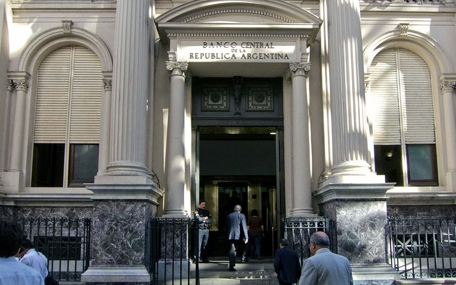 Ajuste del cepo: ¿Qué operaciones revisan los bancos para el cierre de cuenta en dólares?