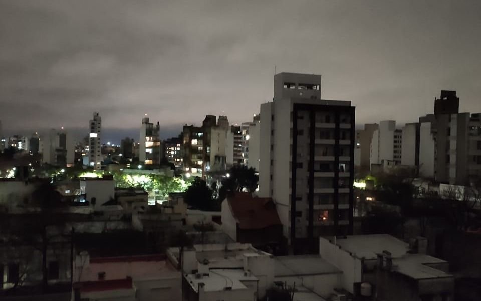 Una pérdida cloacal provocó un corte de luz que afectó a varias manzanas del Centro de la Ciudad