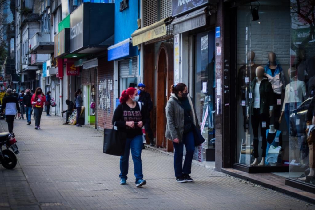 Tras 120 días guardados, juguetes, ropa y calzado vuelven a lucir en las vidrieras
