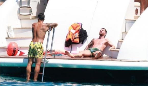 Messi disfruta de sus días de licencia con Suárez, en Ibiza