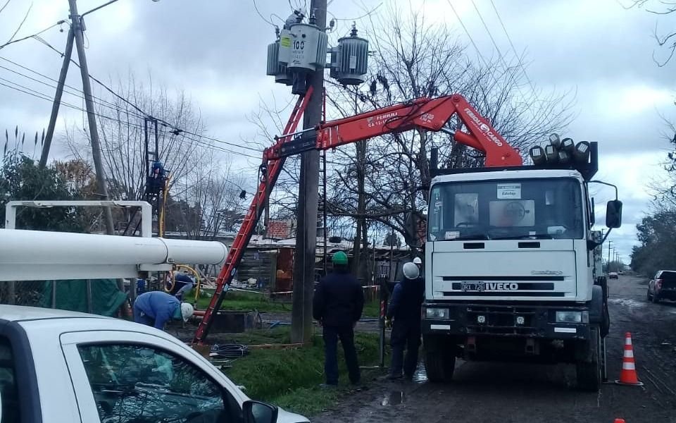 Obras para el servicio de energía eléctrica en Etcheverry