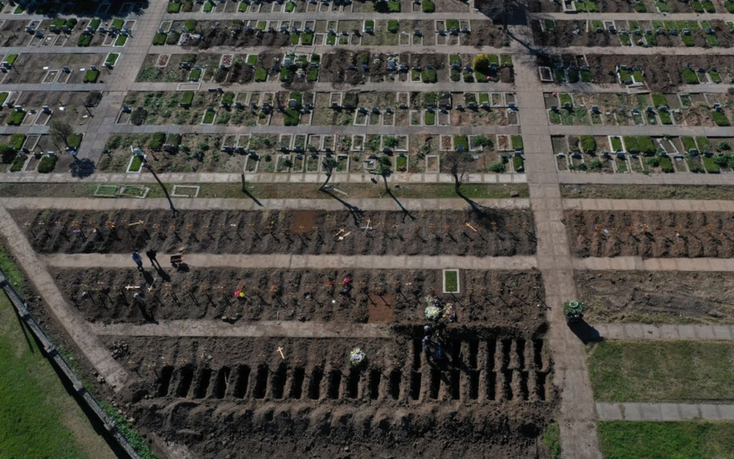 FOTOS.- Así cavan y preparan las tumbas en el sector COVID de dos cementerios porteños