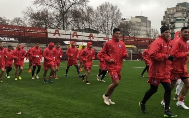 Alto directivo aceptó que "sería irresponsable decir una fecha para la vuelta del fútbol"