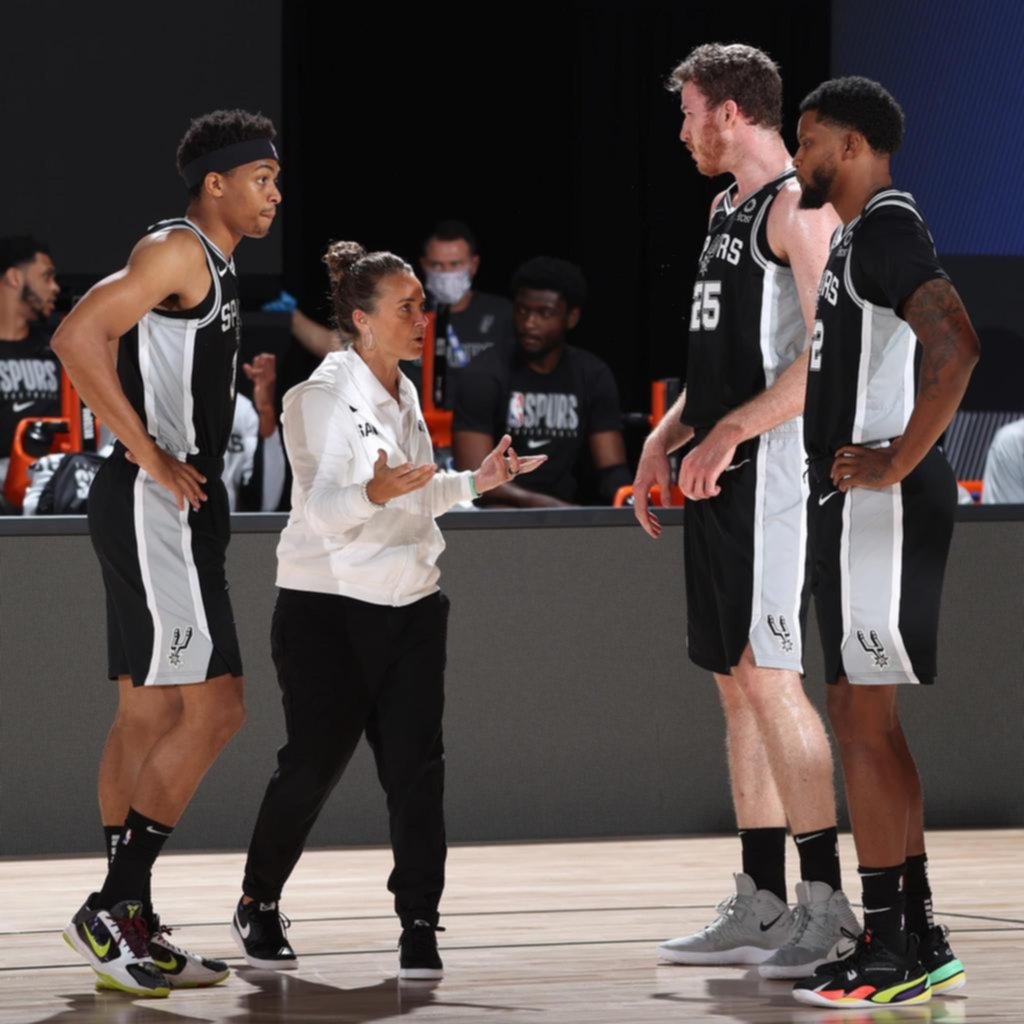 Histórico: San Antonio tuvo a Becky Hammon al frente del equipo en el regreso