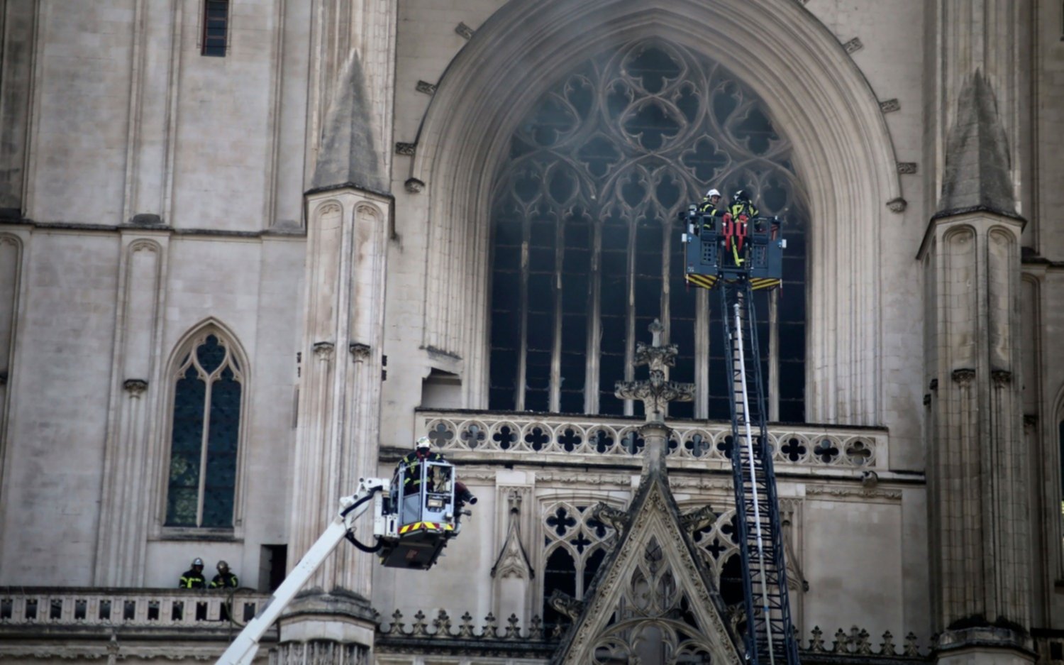 Un voluntario confesó responsabilidad por incendio en la catedral de Nantes