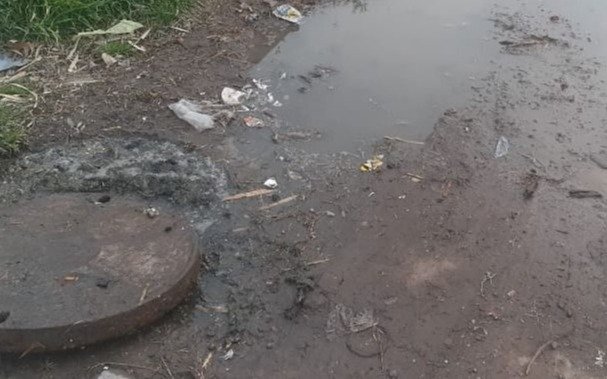 Trastorno en Los Hornos por cloacas tapadas