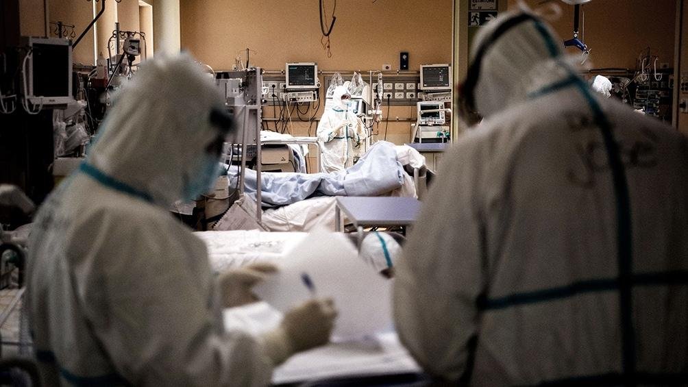 En las clínicas platenses advierten que la capacidad de internación está “al límite”