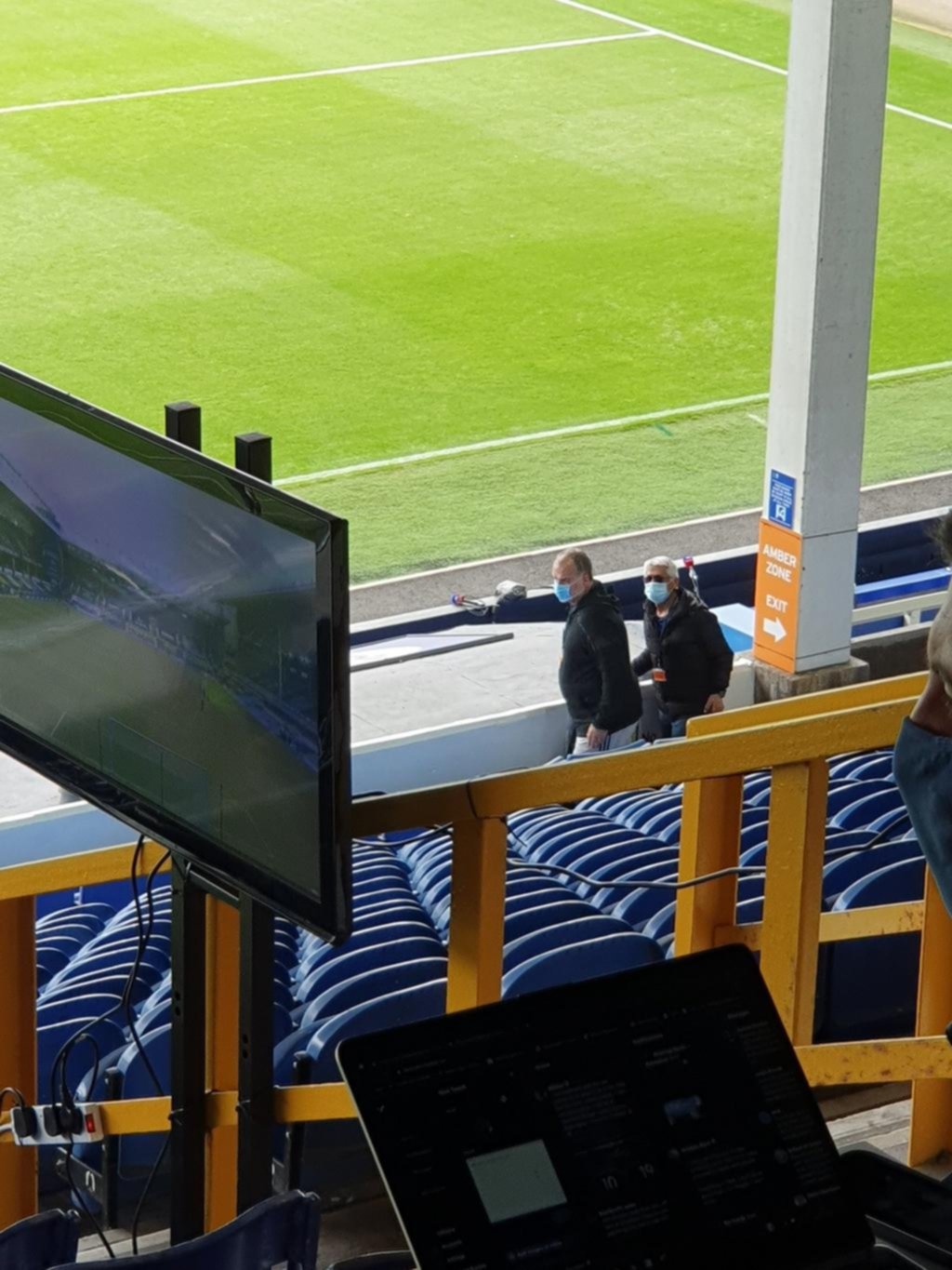 Mientras resuelve si continúa o no, Bielsa comenzó a mirar rivales de la Premier League