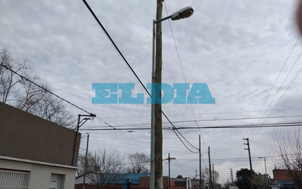En 119 y 522, vecinos indicaron que las luminarias no funcionan