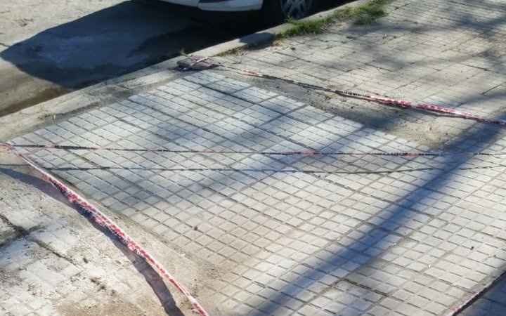 En el barrio Hipódromo denuncian que sacaron dos árboles y taparon sus lugares con baldosas