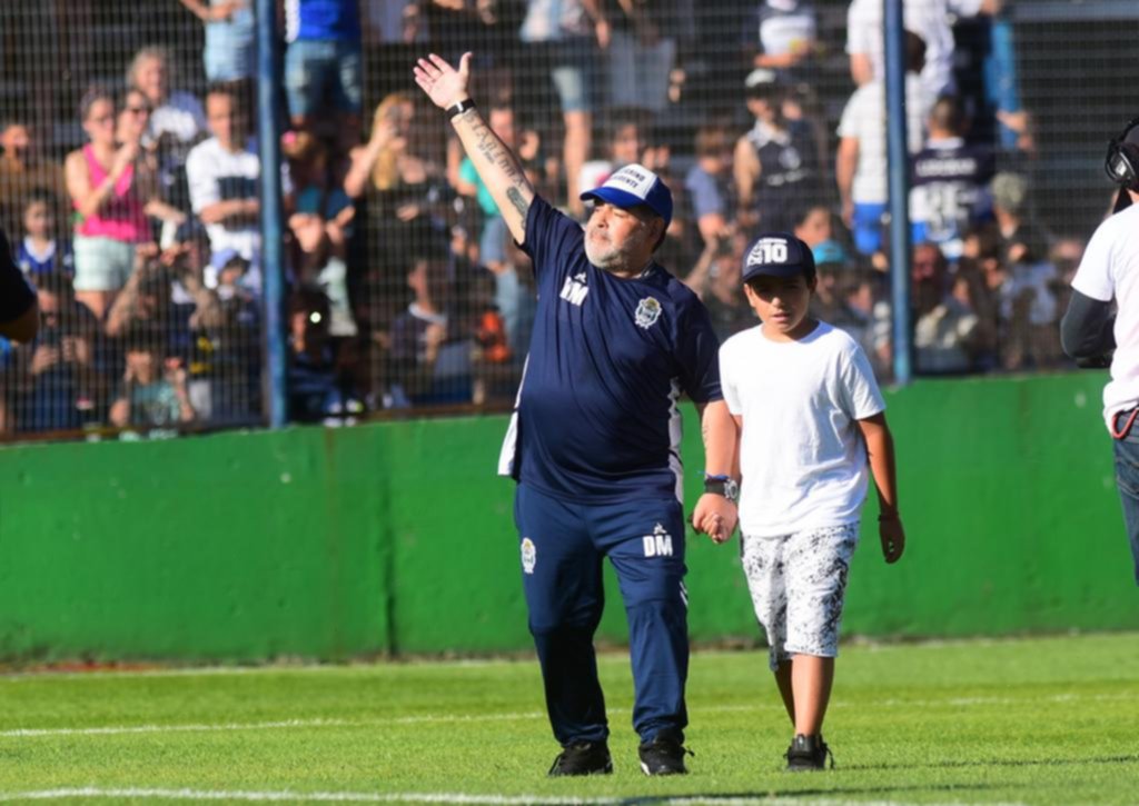 Maradona sigue dando muestras de su compromiso con el Lobo: será socio pleno