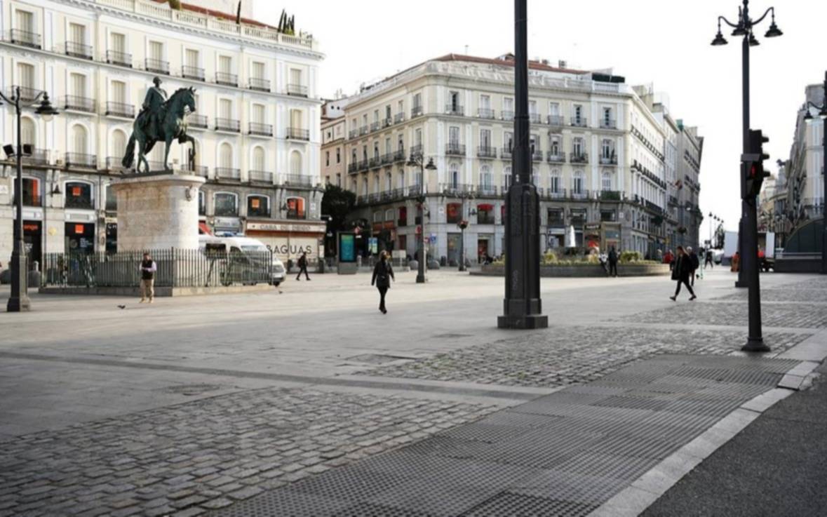 Madrid ordena el uso obligatorio del barbijo y propone una "cartilla Covid-19"