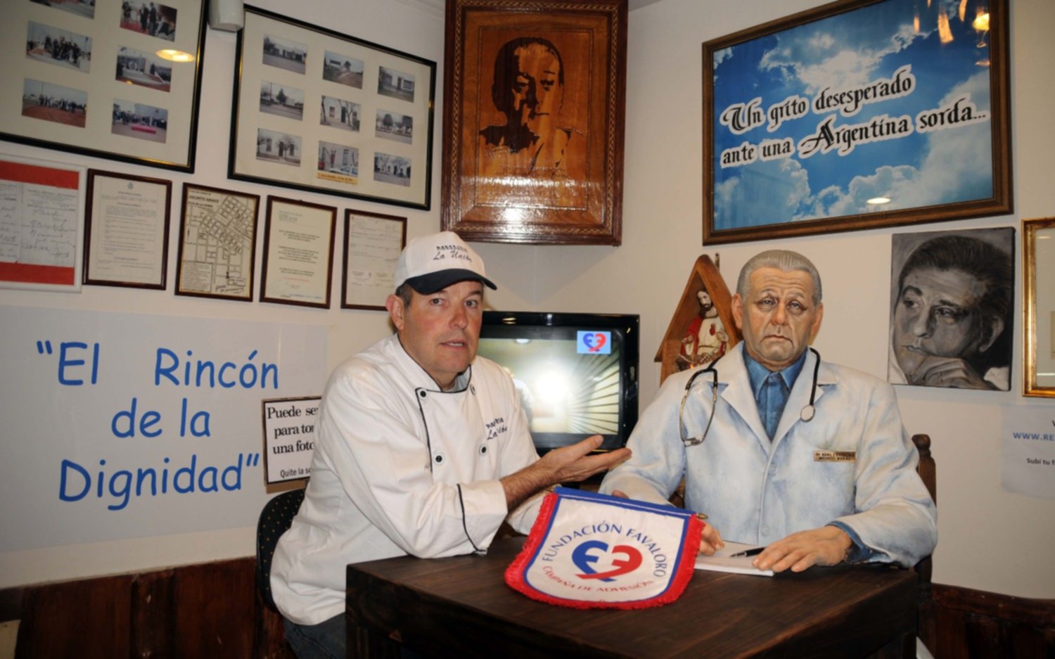 El homenaje a Favaloro más austral: un panadero fueguino lo retrató en una escultura en tamaño real