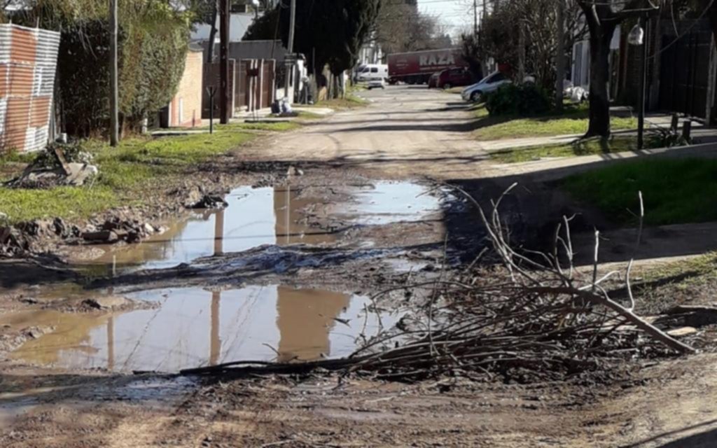 En 460 y Camino Belgrano la calle se volvió “intransitable”