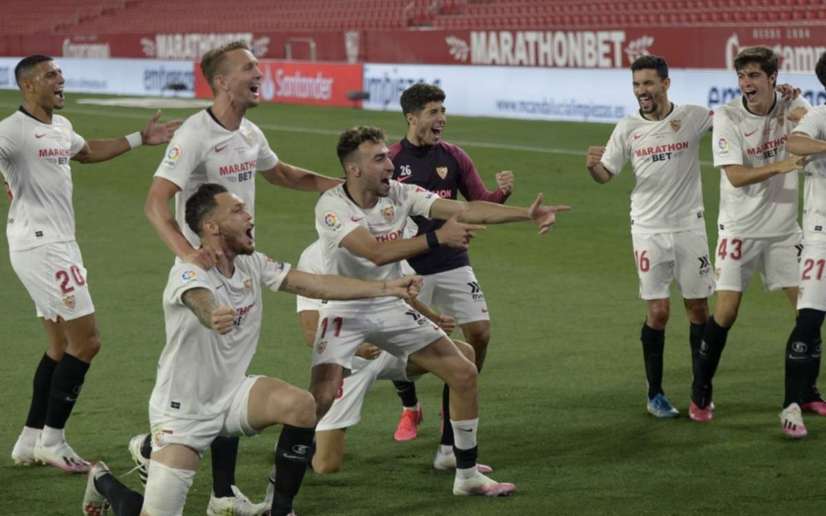 Siguen los casos positivos en el fútbol español: un jugador del Sevilla y otro de Almería tienen coronavirus