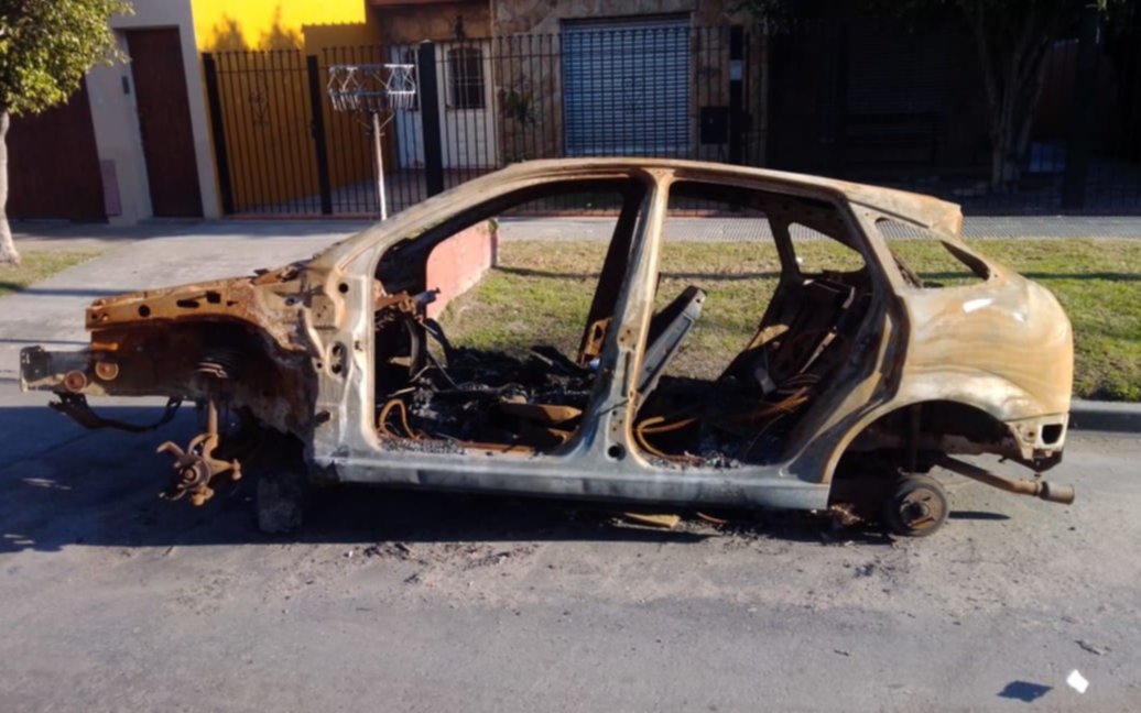 Autos abandonados en Plaza Brandsen y Ringuelet causan problemas a los vecinos