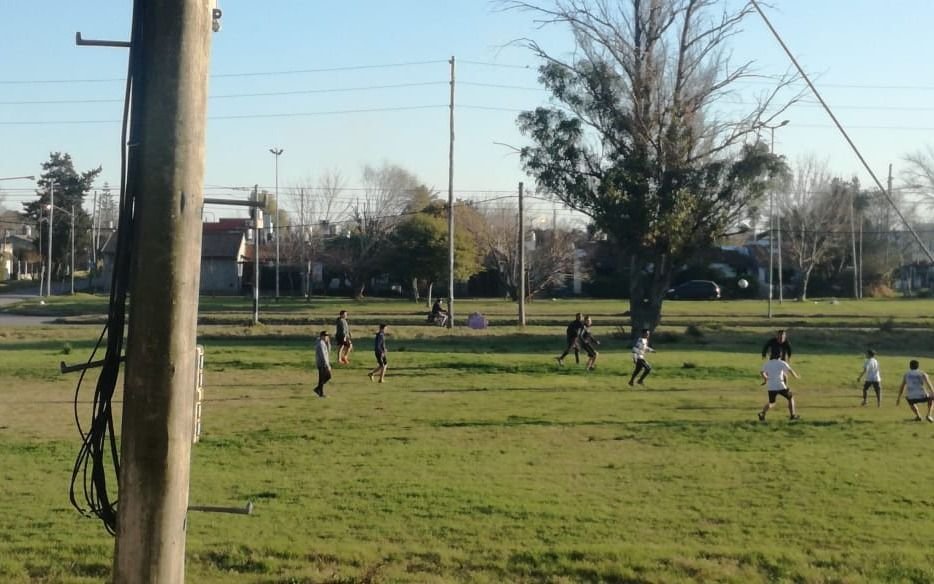 Pese al reclamo de los vecinos, un grupo jugó un picado en 143 y 58