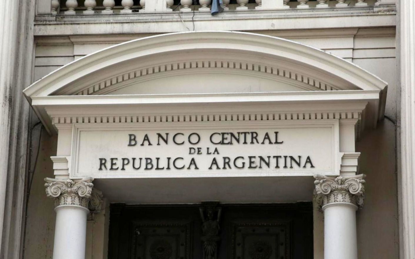 El Banco Central prorroga regulaciones en el mercado de cambios y flexibiliza cancelación de operaciones