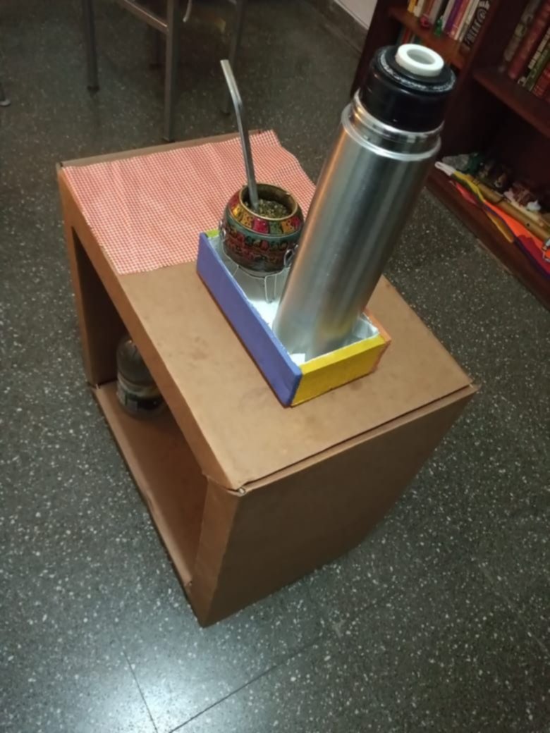 Compró una mesa, lo "colgaron" con la entrega e improvisó una de cartón