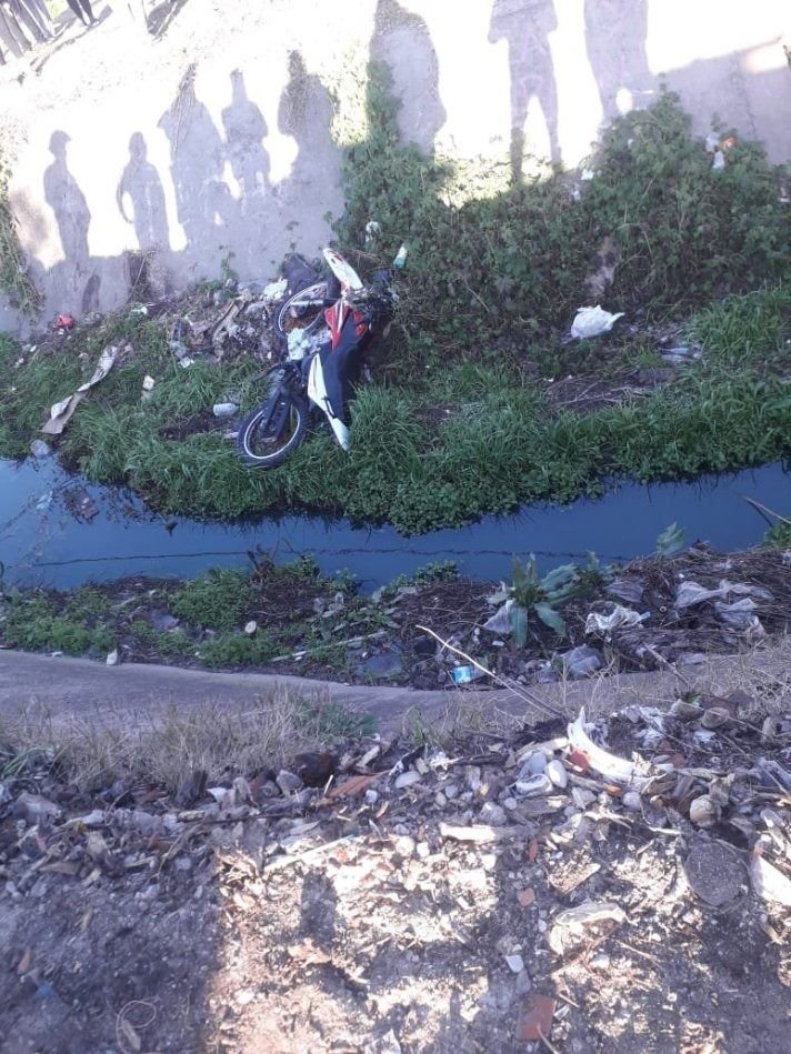 Circulaba en una moto robada y murió al caer a un zanjón con aguas servidas
