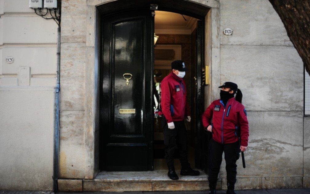 Hallan a un hombre asesinado a puñaladas y envuelto en una cortina de baño en Recoleta