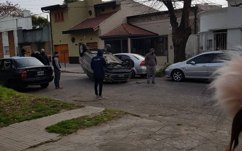 Desperfecto mecánico o imprudencia: quedó con las ruedas mirando al cielo