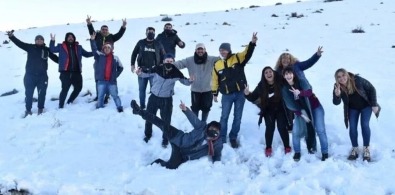 En plena emergencia, diputados de Chubut posaron como "egresados”y estalló la polémica