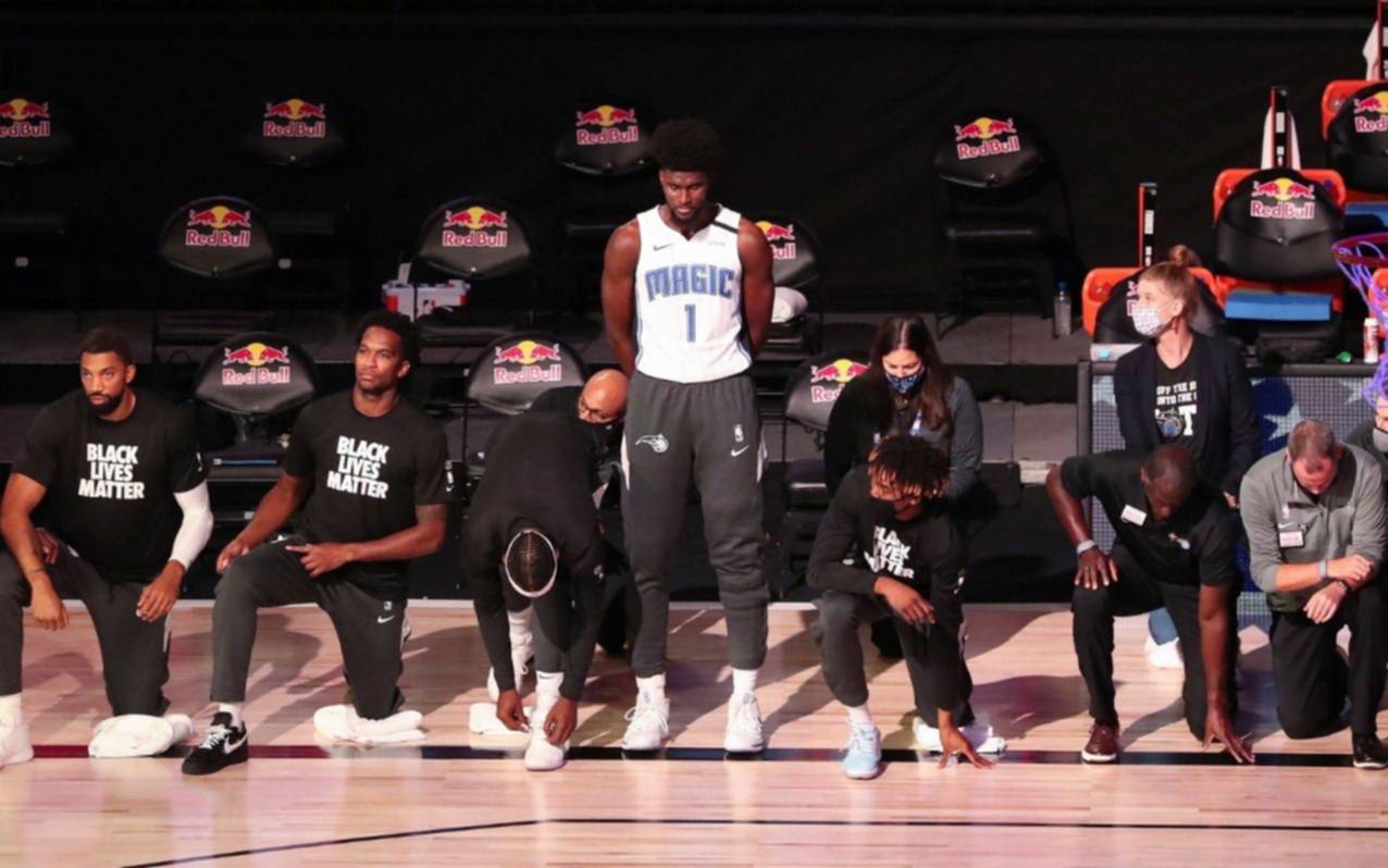 Un jugador de Orlando llamó la atención en la NBA por no arrodillarse durante el himno