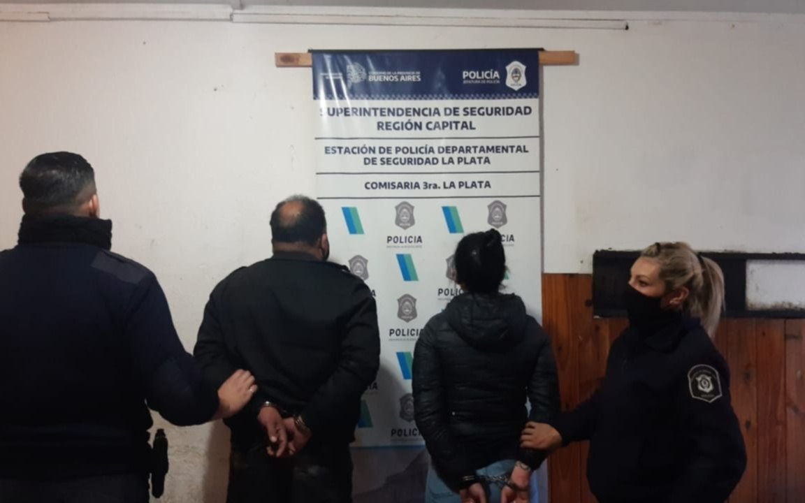 Aberrante caso en Los Hornos : niño de 11 años llamó al 911 porque su madre y su abuelo lo golpeaban