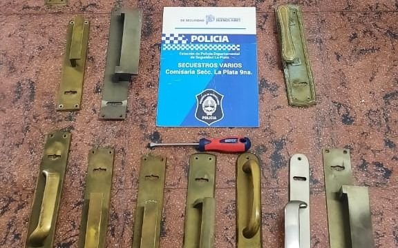 Cayó otro "robapicaportes" de bronce: había atacado varios edificios