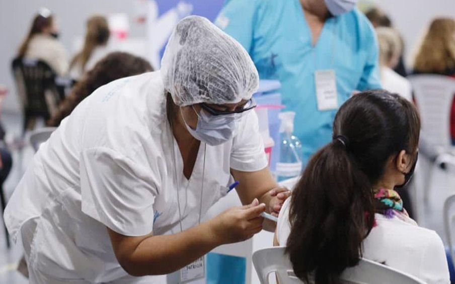 Ministros de Salud acordaron acelerar las segundas dosis en mayores de 40 y personas con riesgos