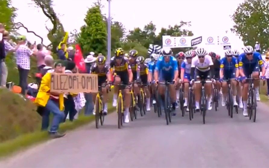 La mujer del cartel que provocó un accidente en cadena en el Tour de Francia rompió el silencio