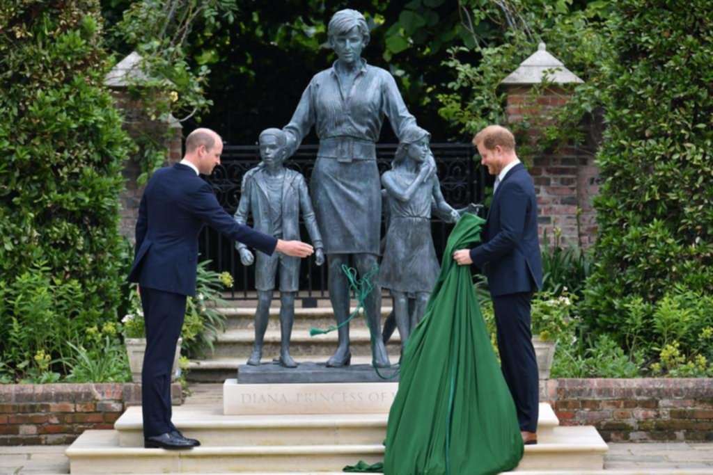 La inauguración de una estatua de Diana volvió a unir a sus hijos William y Harry
