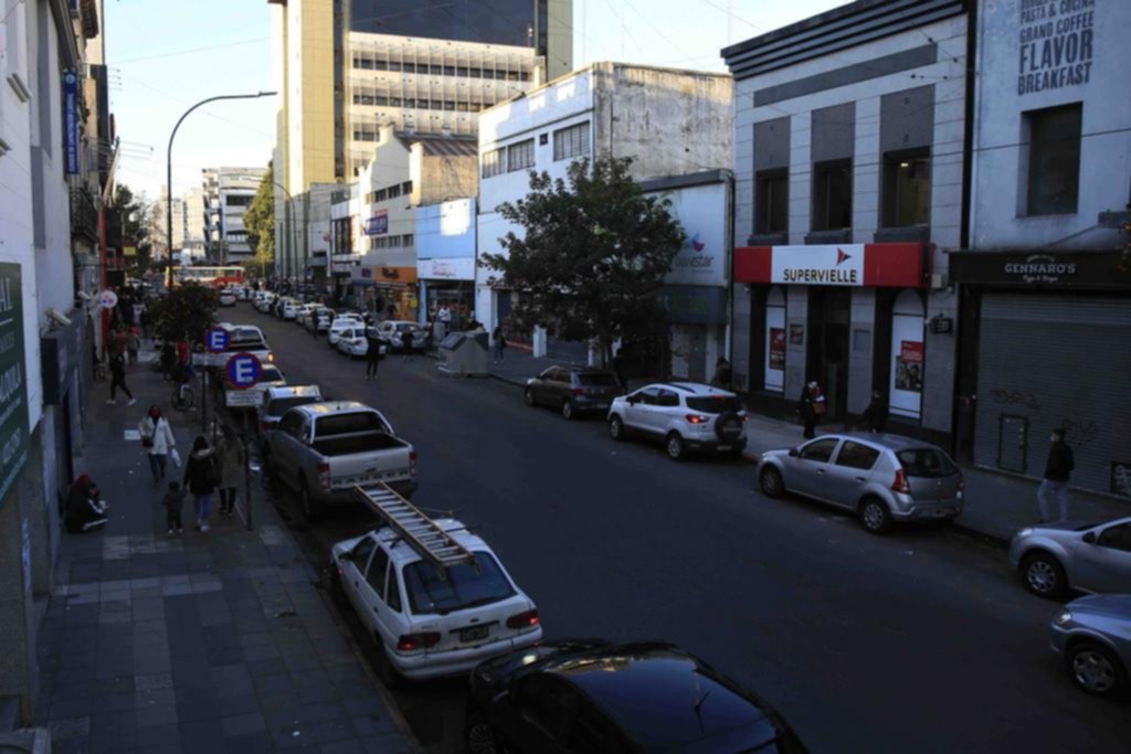 Cambiarán la mano en que está permitido estacionar en una calle del microcentro