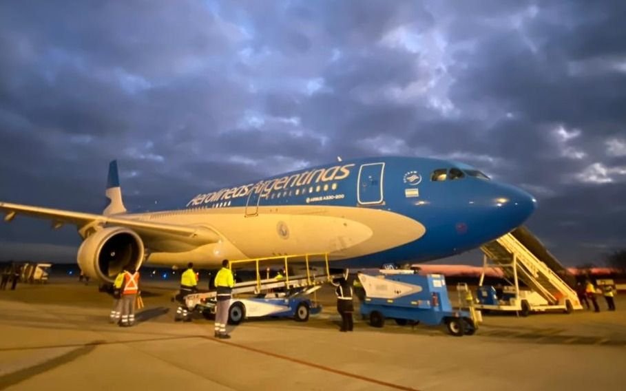 Sale a China el primer vuelo de los diez que traerán 8 millones de dosis de Sinopharm