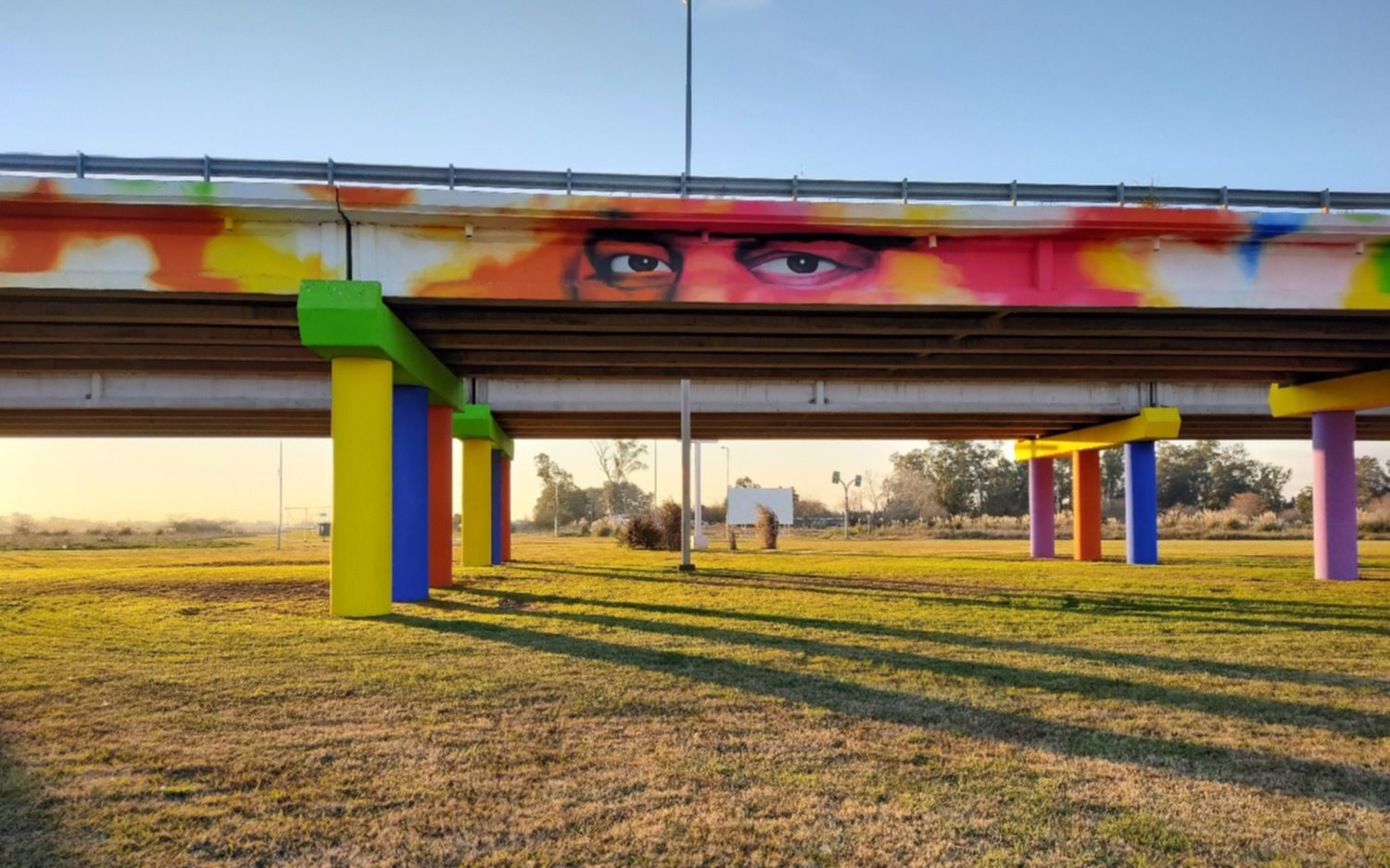 "Héroes de la pandemia": el mural más grande de Provincia lo pintó una artista recibida en La Plata