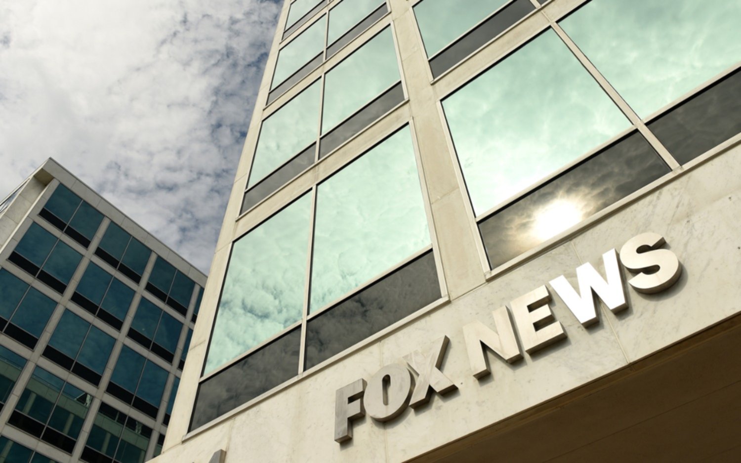 La cadena Fox News recibió una multa de un millón de dólares "por acoso sexual"