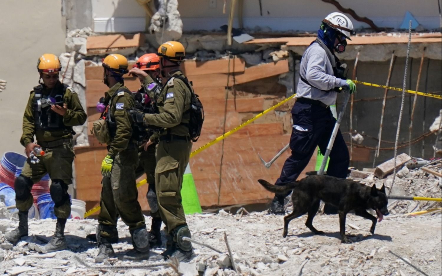 Suman 22 muertos y 126 desaparecidos tras derrumbe en Miami, amenazada por tormenta tropical