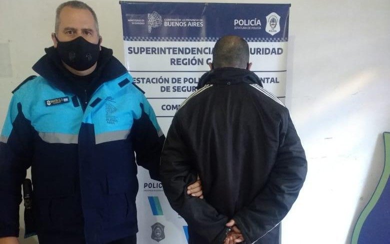 Se probó unas zapatillas Nike exhibidas en diagonal 80, intentó escapar pero fue arrestado