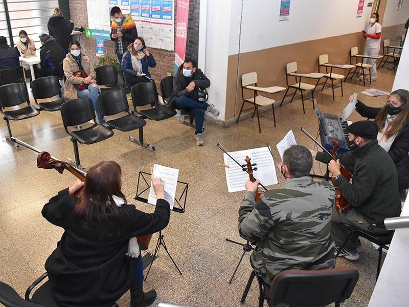Un poco de música antes de recibir la vacuna
