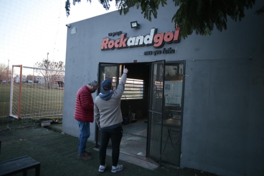 En un predio de canchas de fútbol cercano, otro escruche con daños