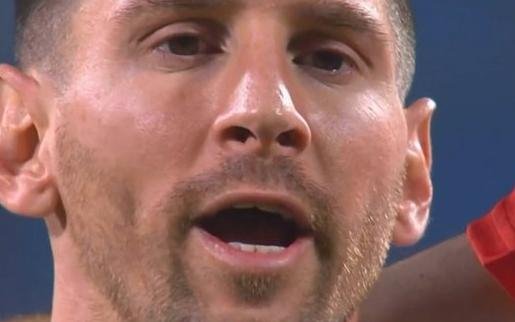 Messi cada vez más enchufado: hasta canta el himno
