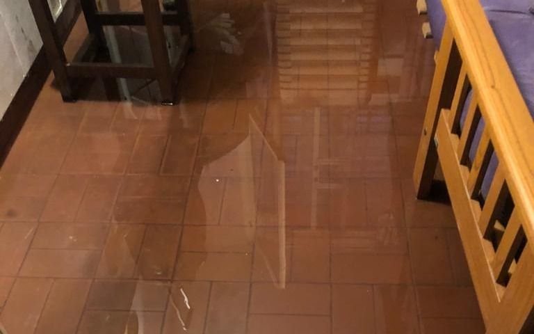 Pesadilla en Tolosa: con la pieza y el baño inundados por un desborde cloacal