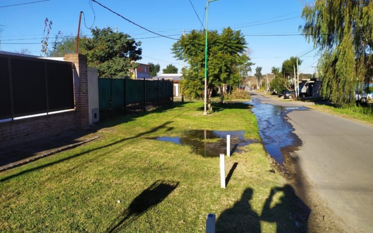 Pedido de vecinos de 137 y 34 por arreglo de caño a ABSA