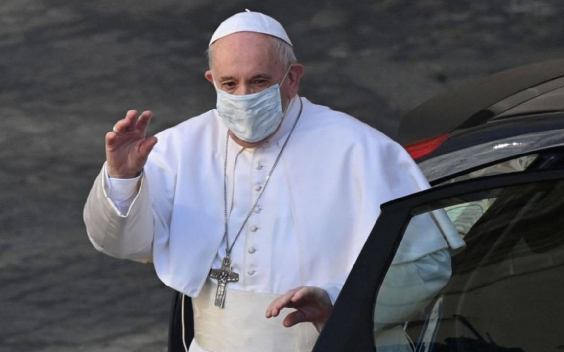 El papa Francisco "reaccionó bien" a la operación por divertículos en el colon, aseguró el Vaticano