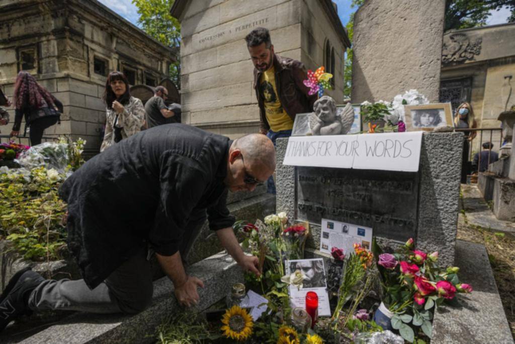 Medio siglo sin Jim Morrison: fans peregrinan a su tumba