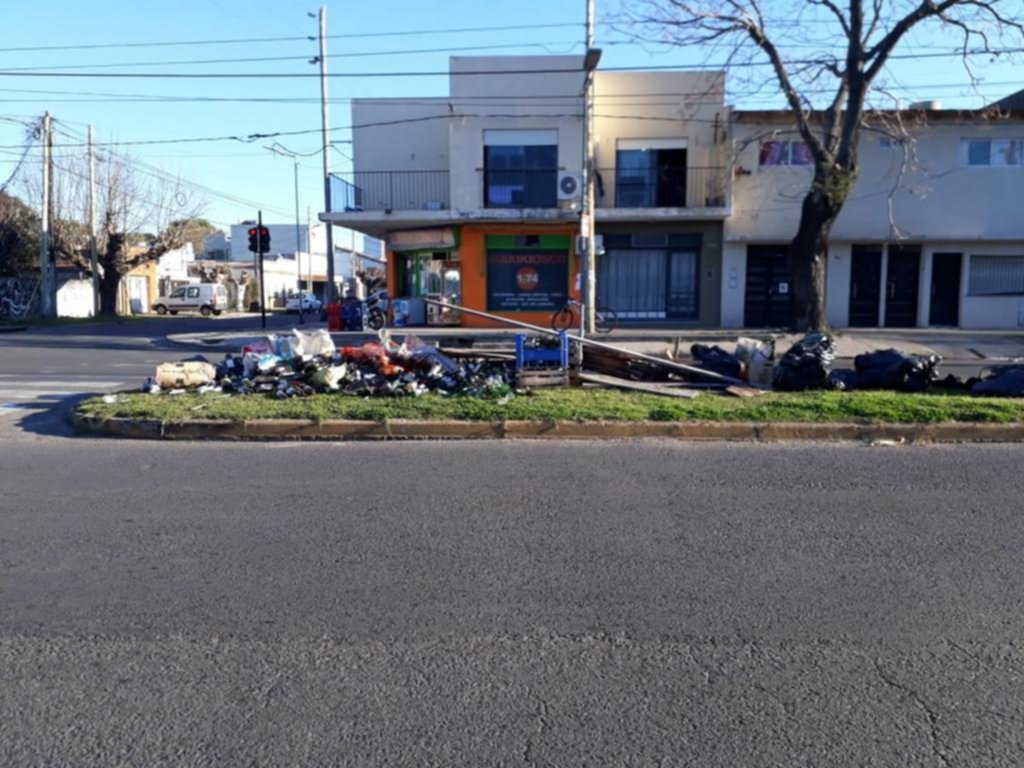 Un basural crece en la esquina de 1 y 74